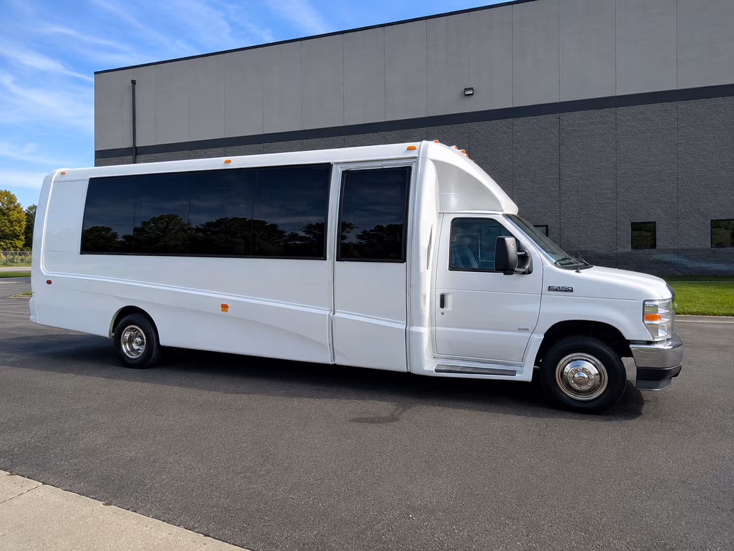 shuttle wedding guests between goose creek hotels and downtown charleston venues